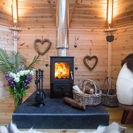 Romantic Treehouse With Hot Tub & Bbq Lodge Praze an Beeble Εξωτερικό φωτογραφία
