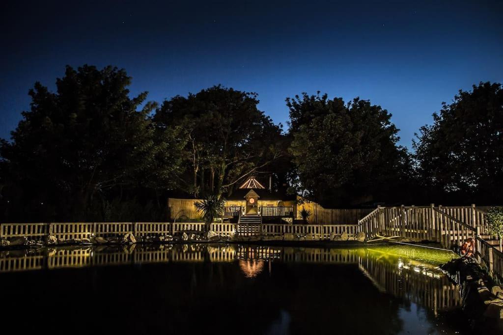 Romantic Treehouse With Hot Tub & Bbq Lodge Praze an Beeble Εξωτερικό φωτογραφία