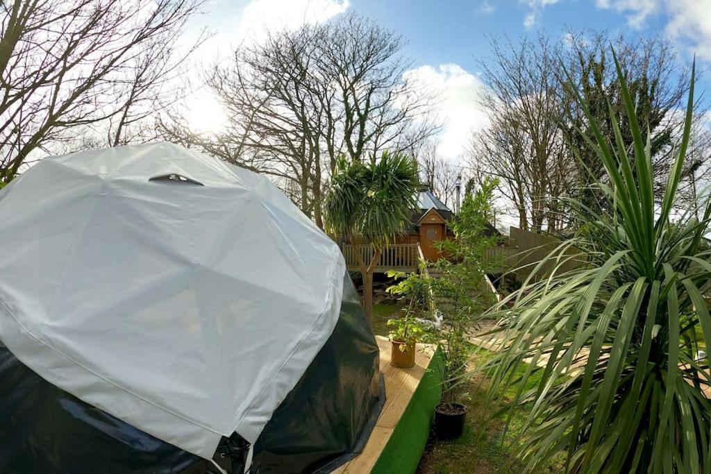 Romantic Treehouse With Hot Tub & Bbq Lodge Praze an Beeble Εξωτερικό φωτογραφία