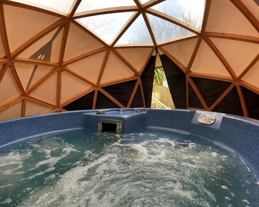 Romantic Treehouse With Hot Tub & Bbq Lodge Praze an Beeble Εξωτερικό φωτογραφία