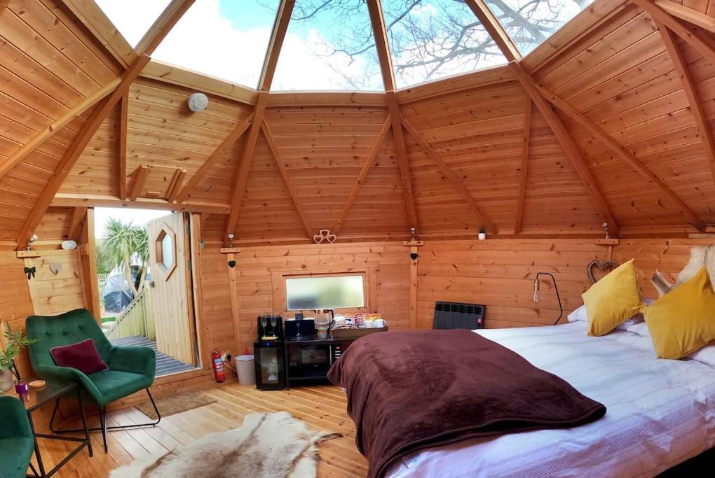 Romantic Treehouse With Hot Tub & Bbq Lodge Praze an Beeble Εξωτερικό φωτογραφία