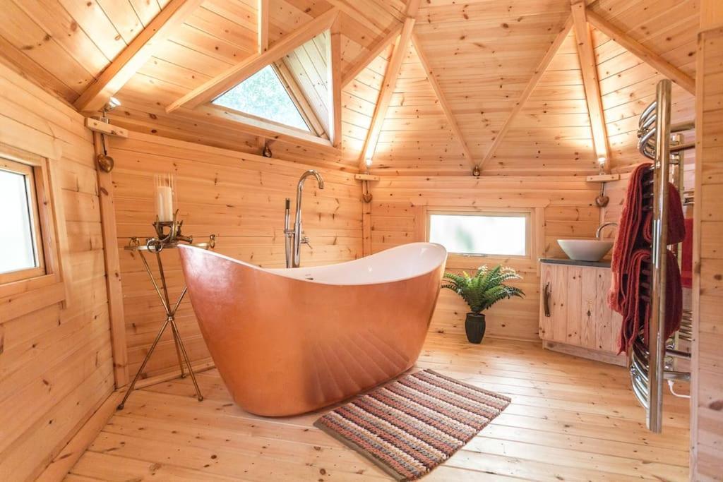 Romantic Treehouse With Hot Tub & Bbq Lodge Praze an Beeble Εξωτερικό φωτογραφία