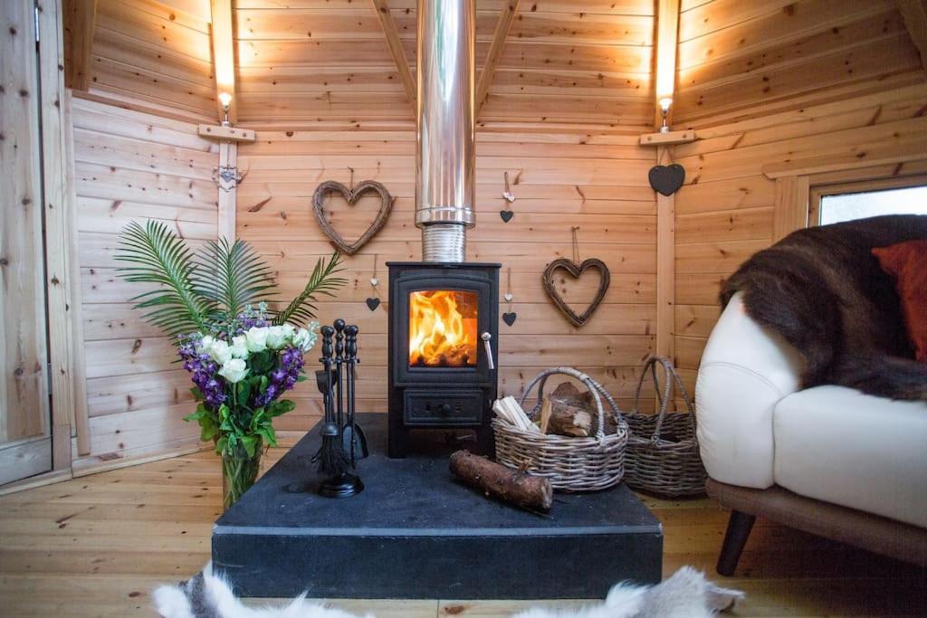 Romantic Treehouse With Hot Tub & Bbq Lodge Praze an Beeble Εξωτερικό φωτογραφία